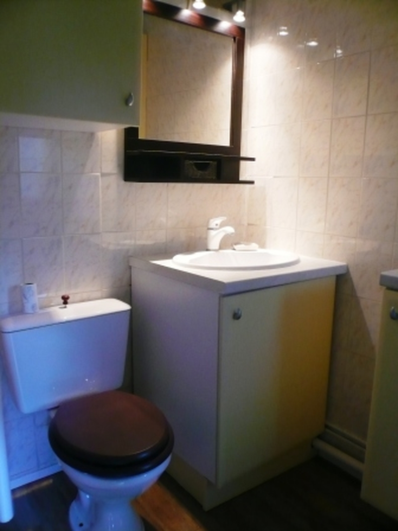 Salle de bains avec wc